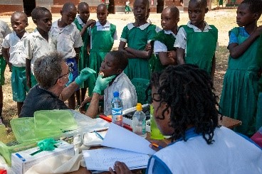 Mehrere hundert Schulkinder untersucht das DfA-Team bei einem Schulbesuch. Kinder, die eine Behandlung benötigen, werden in den darauffolgenden Tagen kostenlos in der nächstgelegenen DfA-Zahnstation behandelt.